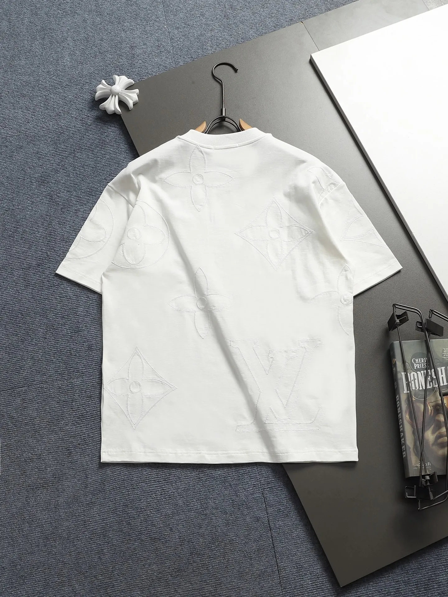 🅿️220 Louis Vuitton/Louis Vuitton The large logo is exquisitely upgraded, inspired by the retro embroidery of the 1980s. The original fabric is the same as the official short-sleeved T-shirt 320 grams. The fabric is dyed in the same vat. It feels very comfortable. The latest brick cabinet synchronization for spring and summer. Fashionable and personalized. Super versatile and good-looking. Very suitable for both men and women. A must-have for everyone. Hang tag. Collar label. Washed wheat. Three labels are complete. Color: black white. Size: S M L XL
